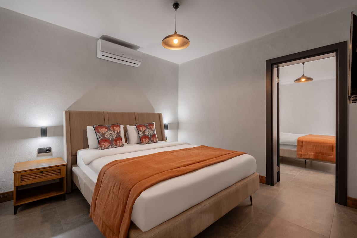 One Bedroom Suite | 1 slaapkamer, een minibar, een kluis op de kamer, gratis wifi
