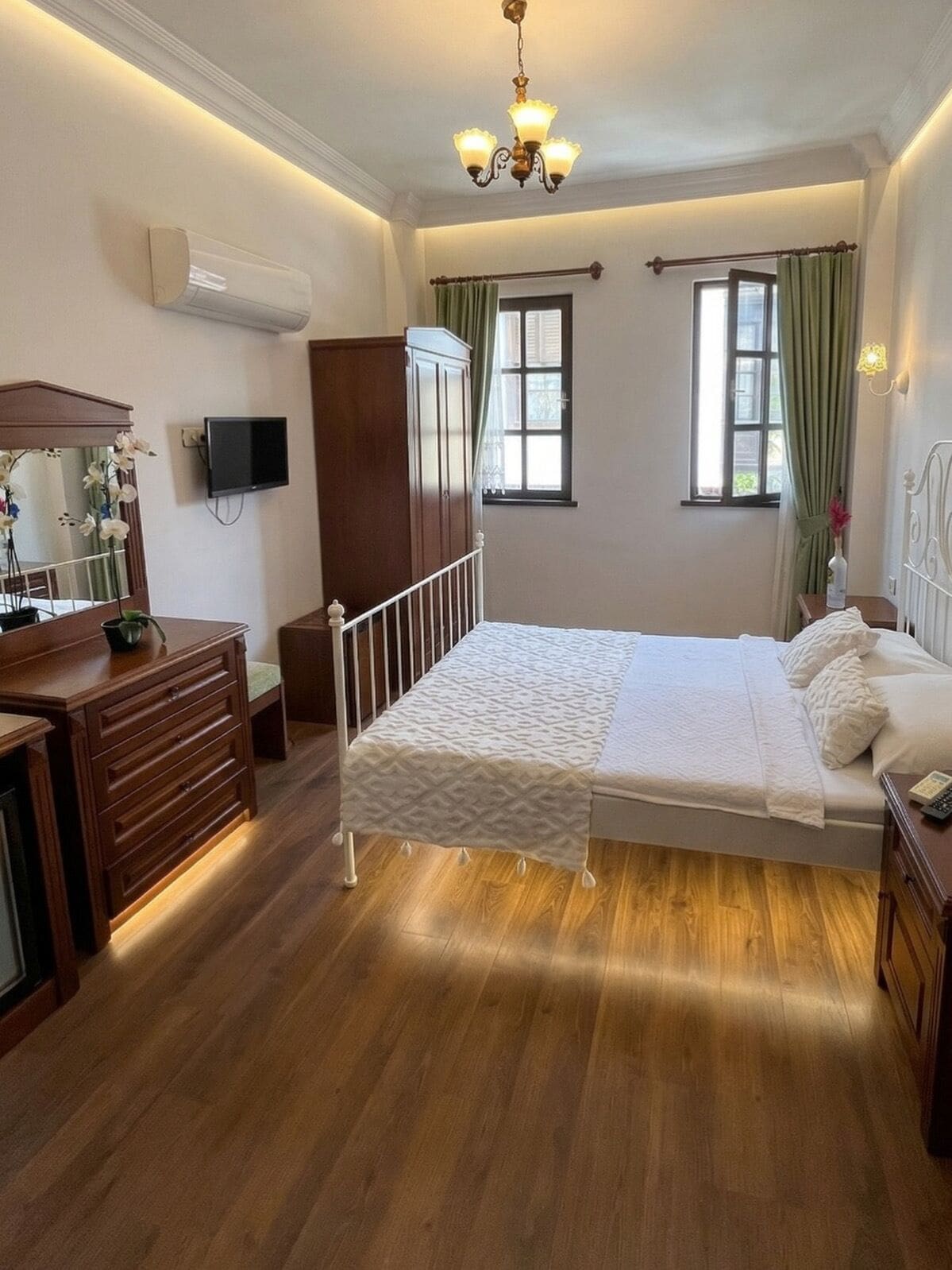 Superior tweepersoonskamer | Luxe beddengoed, een minibar, een kluis op de kamer, een laptopwerkplek