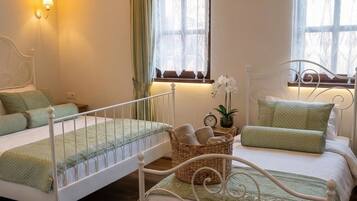 Familierom | Sengetøy av topp kvalitet, minibar og safe på rommet