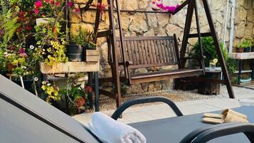 Außenpool, Sonnenschirme, Liegestühle