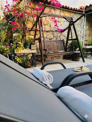 Outdoor pool, pool umbrellas, sun loungers - Kaleiçi Hotel (Antalya)