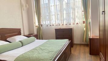 Kamar Double Superior | Seprai premium, minibar, brankas, dan ruang kerja ramah laptop