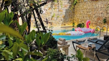 Utomhuspool, parasoller och solstolar