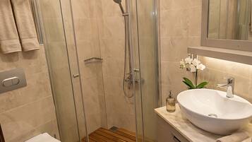 Habitación familiar | Baño | Ducha, artículos de higiene personal gratuitos y secador de pelo