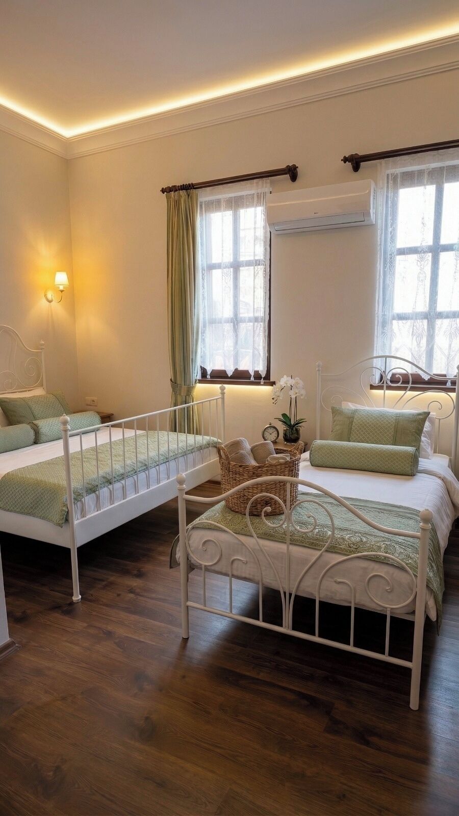 Familiekamer | Luxe beddengoed, een minibar, een kluis op de kamer, een laptopwerkplek