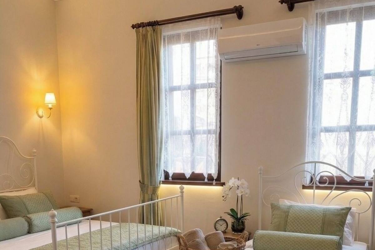 Family Room | Premium bedding, minibar, in-room safe, laptop workspace