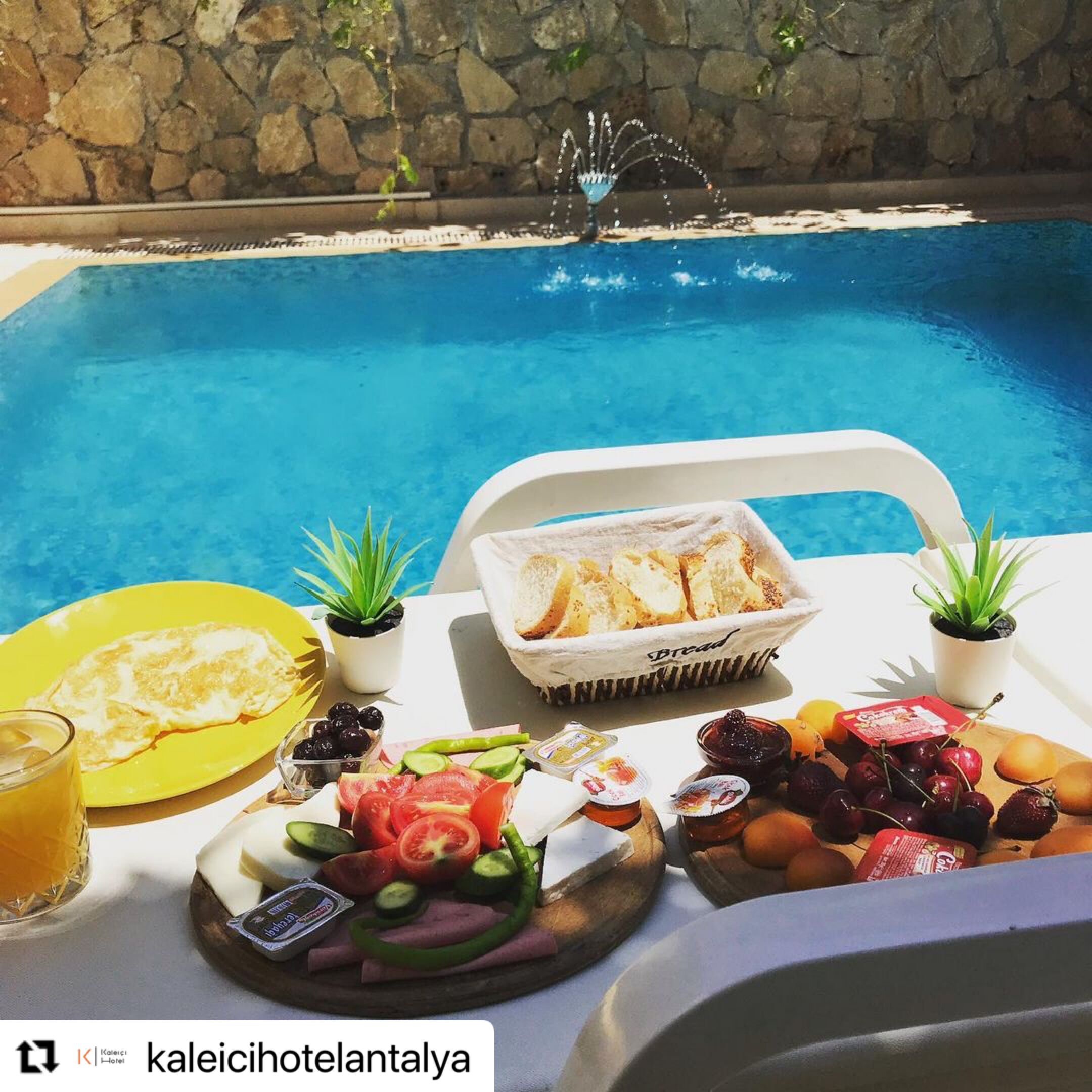 Daily continental breakfast (EUR 7 per person)