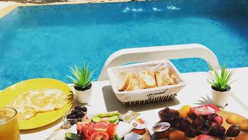 Daily continental breakfast (EUR 7 per person)