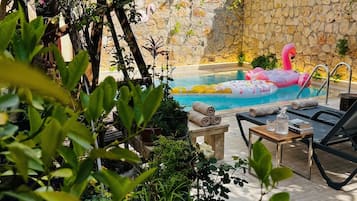 Außenpool, Sonnenschirme, Liegestühle