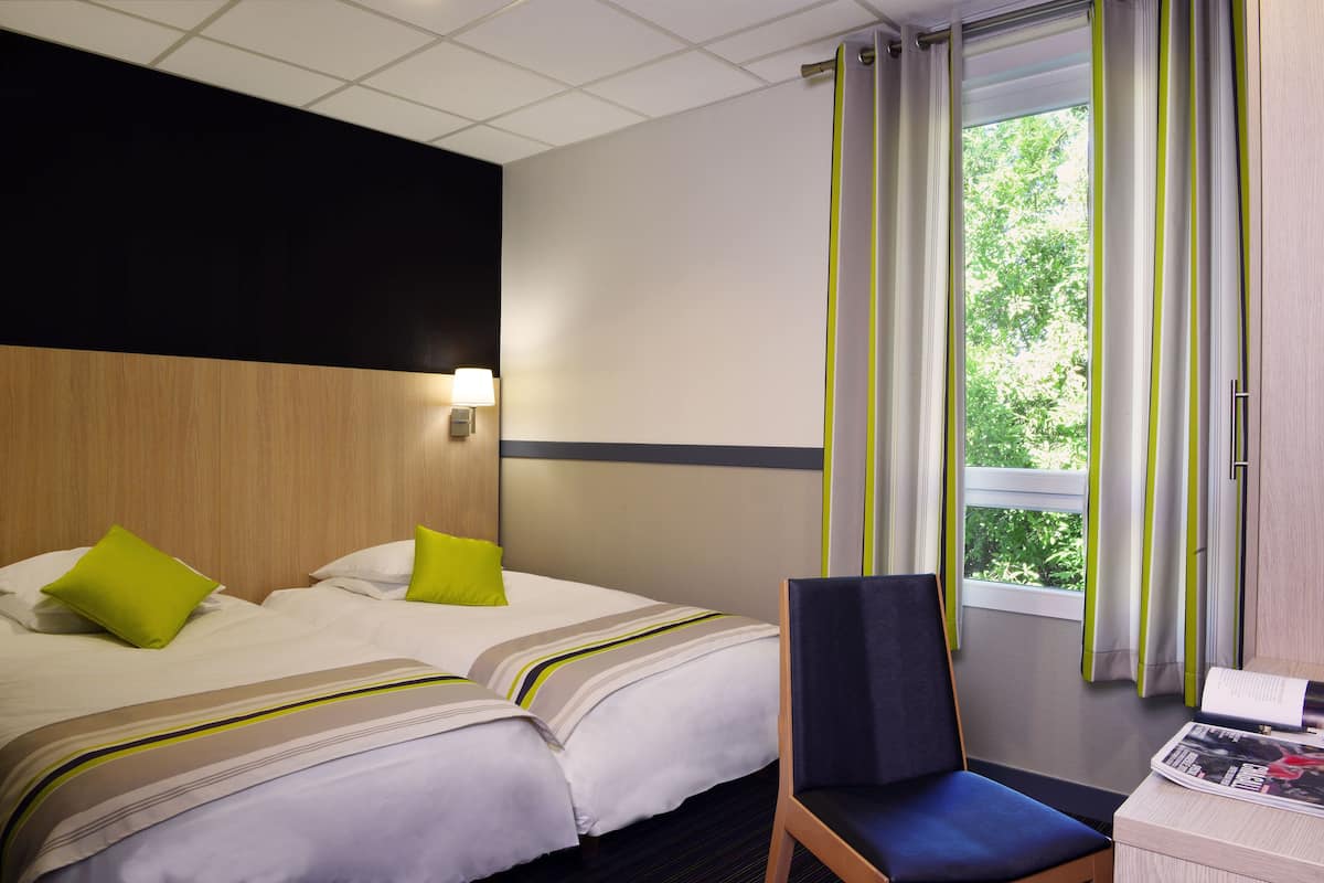 Standard Twin Room | Desk, free WiFi