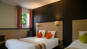 Habitación triple superior, vistas al jardín | Escritorio y wifi gratis