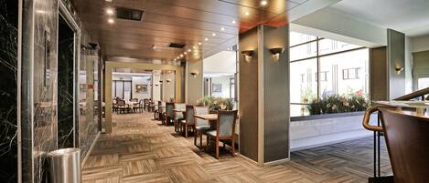 2 restoran, melayani sarapan