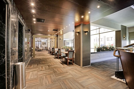 2 restaurantes, se sirve desayuno