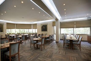 อาหารเช้าแบบคอนติเนนทัลทุกวัน (EUR 13 ต่อคน)