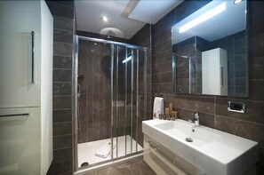 1 Bedroom Apartment with Kitchen | Salle de bain
