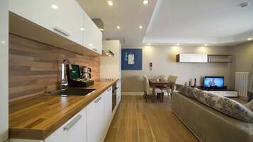 1 Bedroom Apartment with Kitchen | Private kitchen | Electric kettle