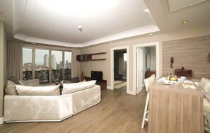 2 Bedrooms Apartment with Kitchen | Sala de estar | Televisión LCD