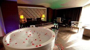 King Suite with Spa bath | Deep soaking bathtub - Taba Luxury Suites (Istanbul)