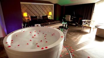 King Suite with Spa bath | Deep-soaking bathtub