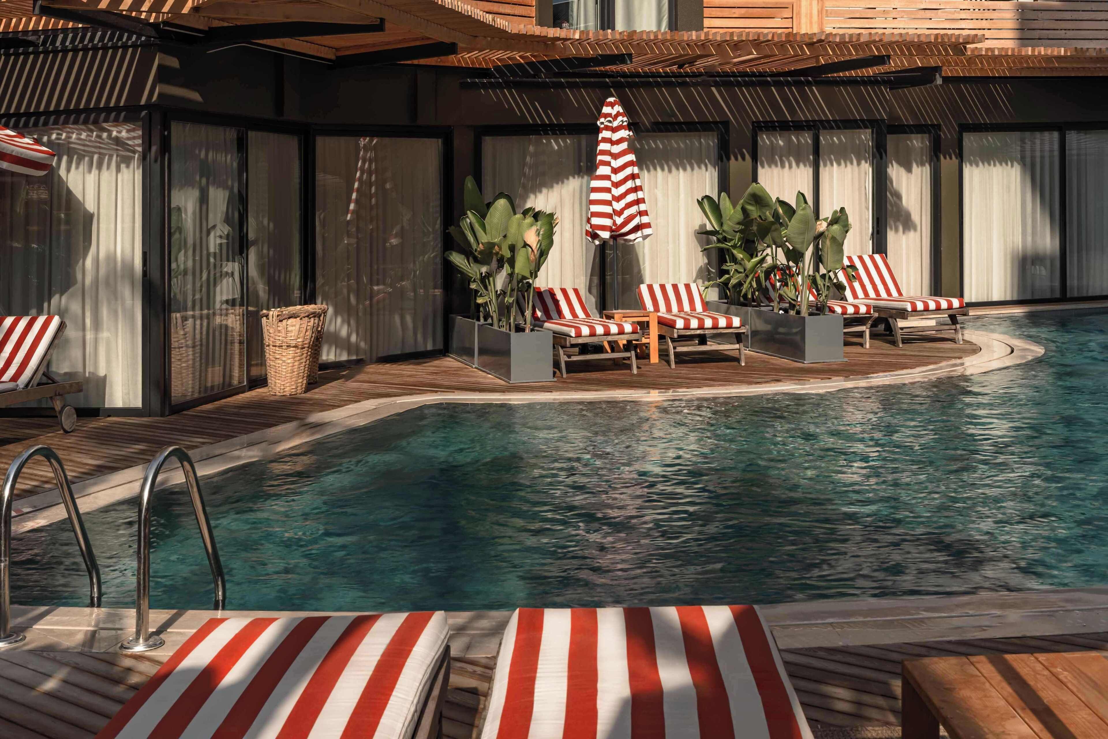 Kolam renang tertutup, 3 kolam renang terbuka, payung kolam 