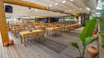 2 restaurantes, café da manhã, culinária internacional