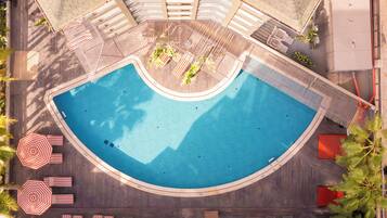 Una piscina techada, 3 piscinas al aire libre, sombrillas