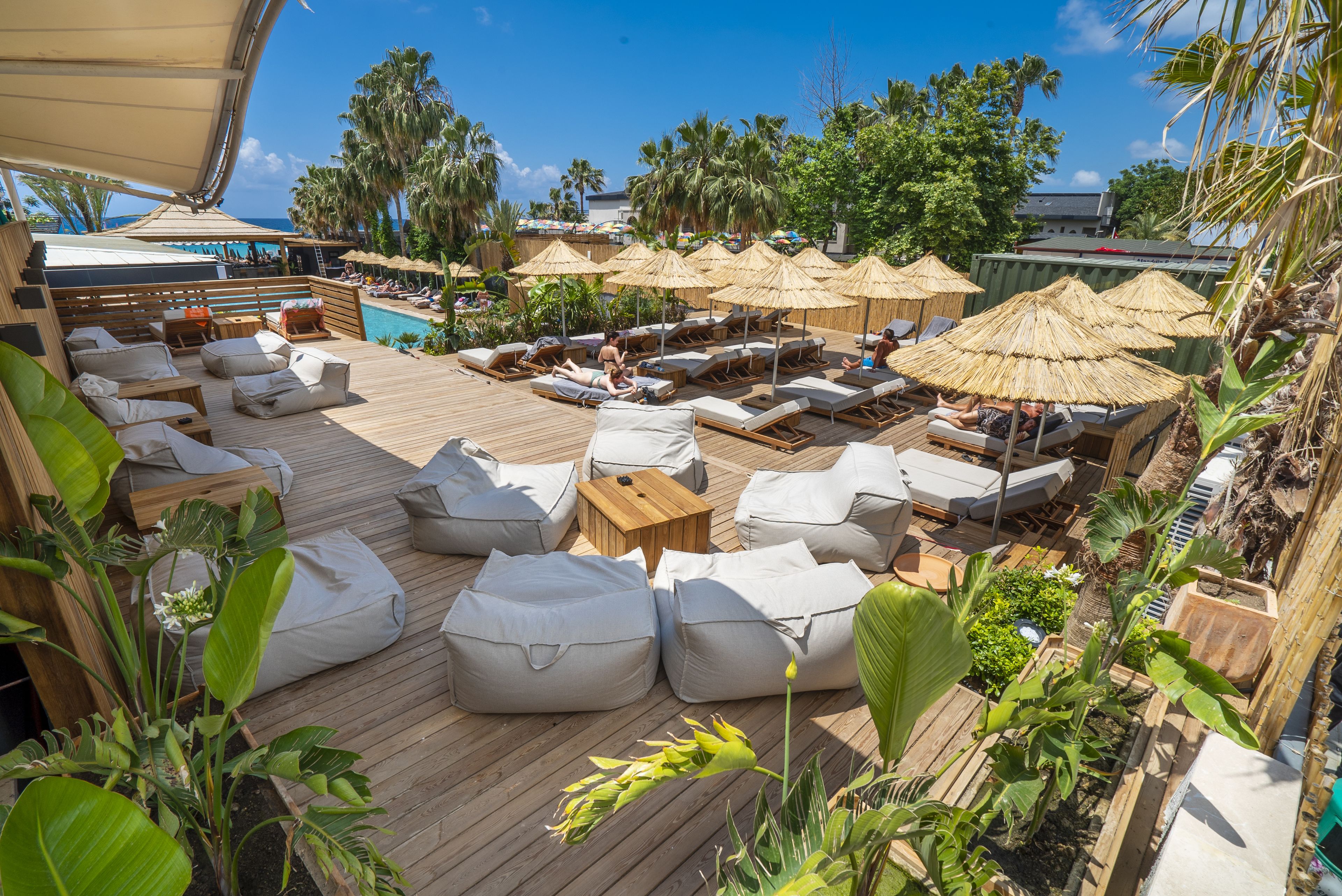 Inomhuspool, 3 utomhuspooler, parasoller och solstolar