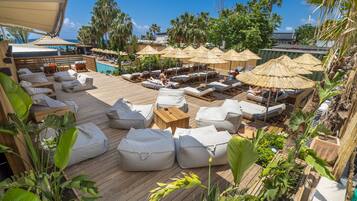 Inomhuspool, 3 utomhuspooler, parasoller och solstolar