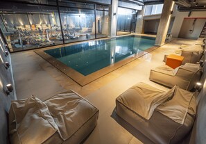 屋内プール、3 つの屋外プール、プール パラソル、サンラウンジャー