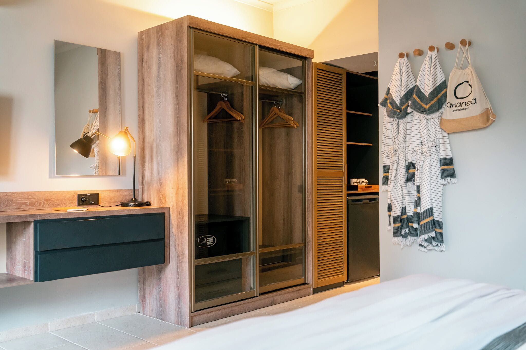 Studio, vue ville | Coffres-forts dans les chambres, bureau