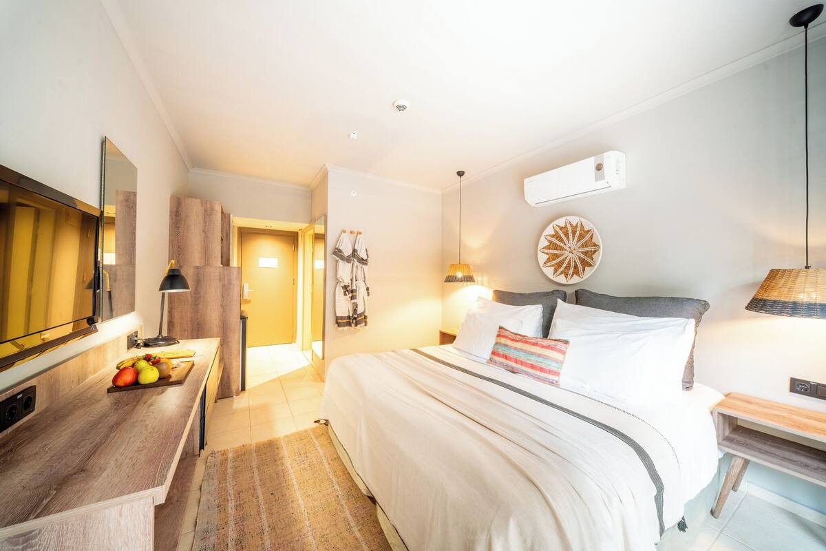 Standard Room, City View | In-room safe, desk, laptop workspace, blackout drapes