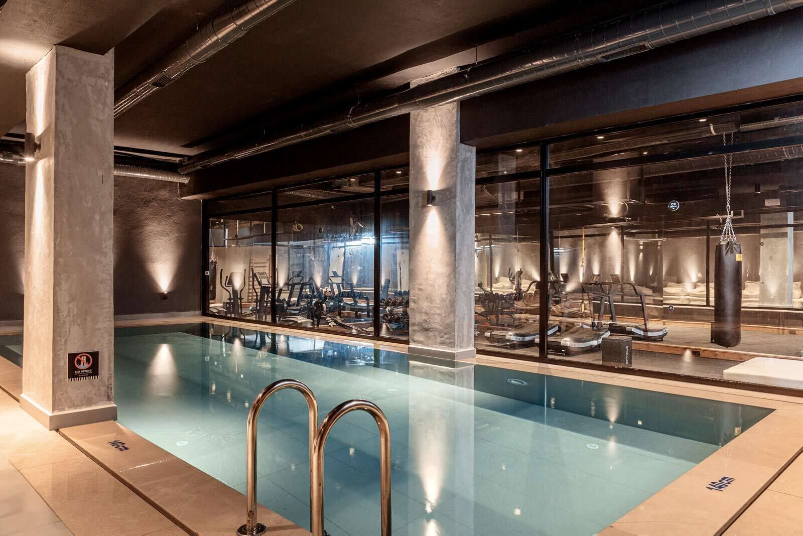 Une piscine avec du matériel d’exercice en arrière-plan.
