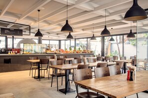 2 restaurantes: opção de café da manhã, almoço e jantar