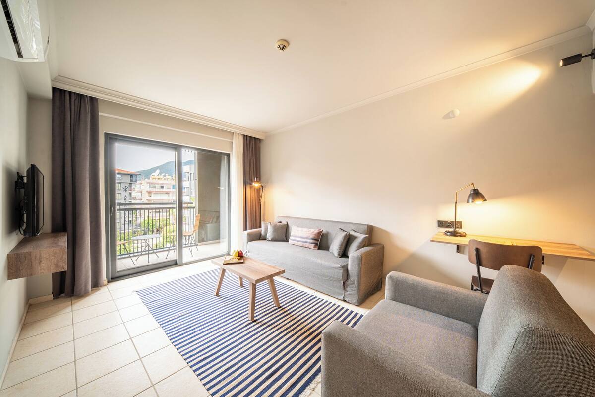 Suite, City View | In-room safe, desk, laptop workspace, blackout drapes