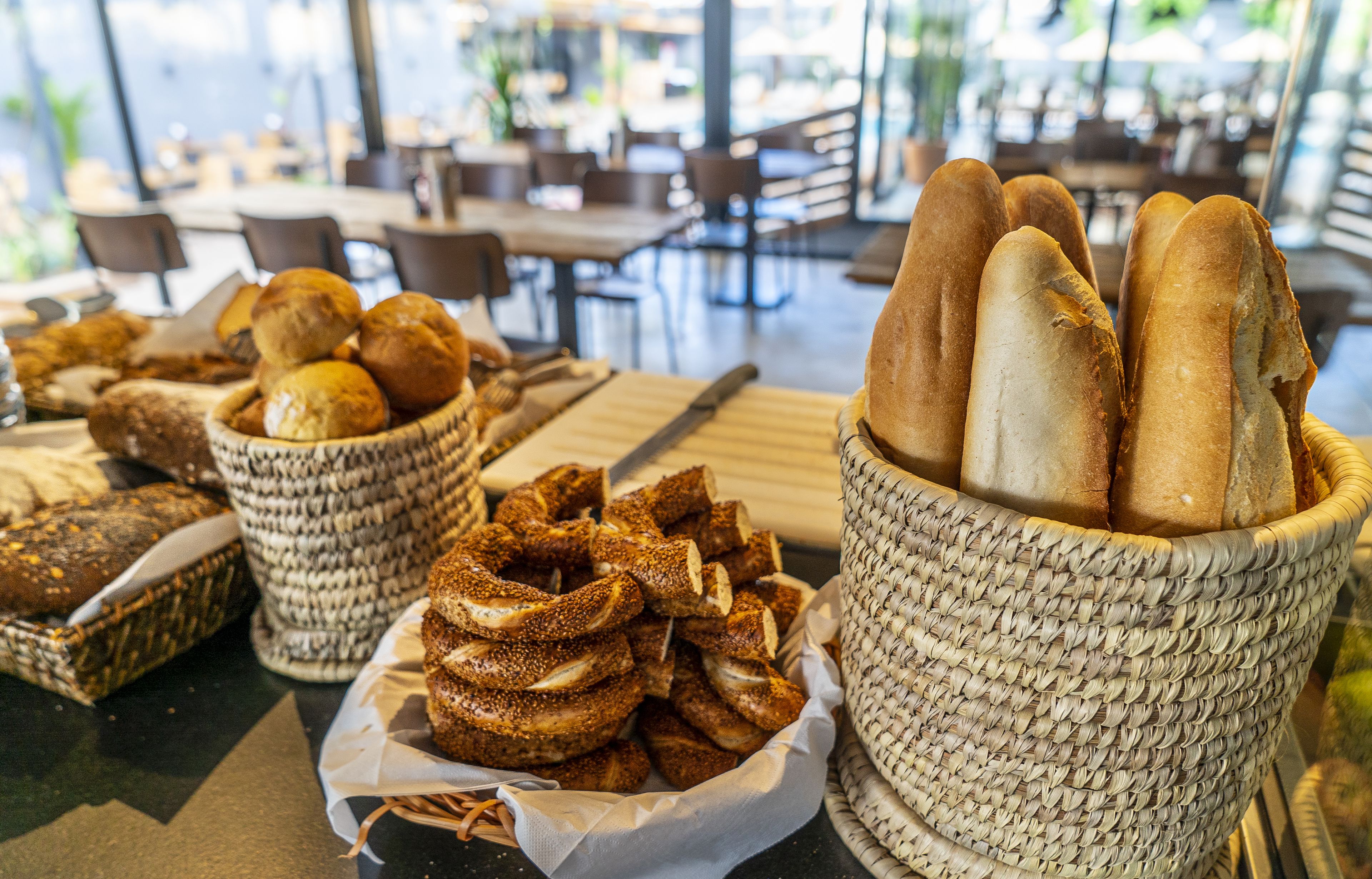 Un comedor con cestas de pan y pasteles.