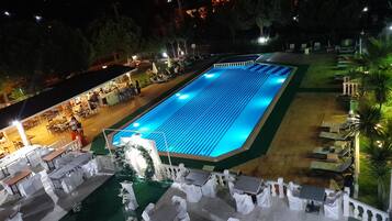 สระว่ายน้ำกลางแจ้งเปิดตามฤดูกาล