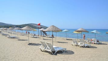 Una spiaggia nelle vicinanze, lettini da mare, ombrelloni