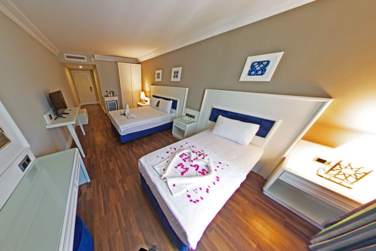 Minibar, in-room safe, laptop workspace, blackout curtains