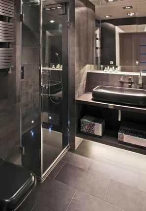 Exclusive Suite, Berbilang Katil | Bar mini, peti besi dalam bilik, ruang kerja komputer riba 