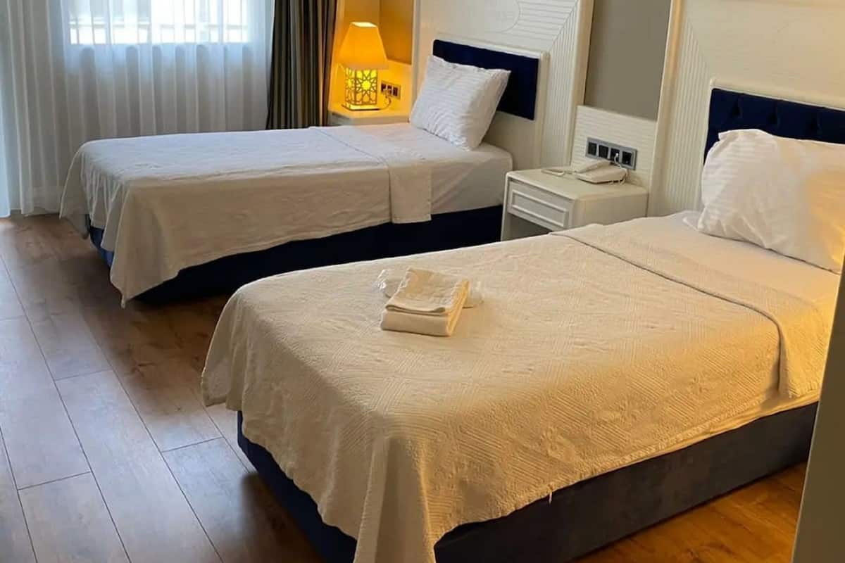Minibar, in-room safe, laptop workspace, blackout curtains