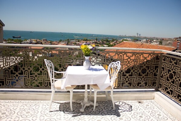 Deluxe Room, Terrace, Sea View | Outdoor dining - Ersari Hotel (Istanbul)