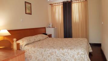 Standaard kamer, 1 twee- of 2 eenpersoonsbedden | Een kluis op de kamer, een strijkplank/strijkijzer, gratis babybedden