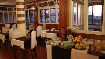 Daily continental breakfast (EUR 7.50 per person)