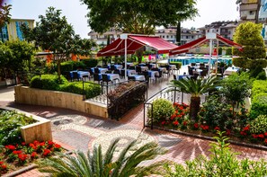 Outdoor dining - Ark Suite Hotel (Alanya)