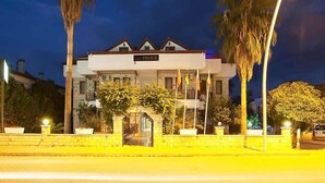 A two-story building with a sign reading "FELICE HOTEL" at the entrance.