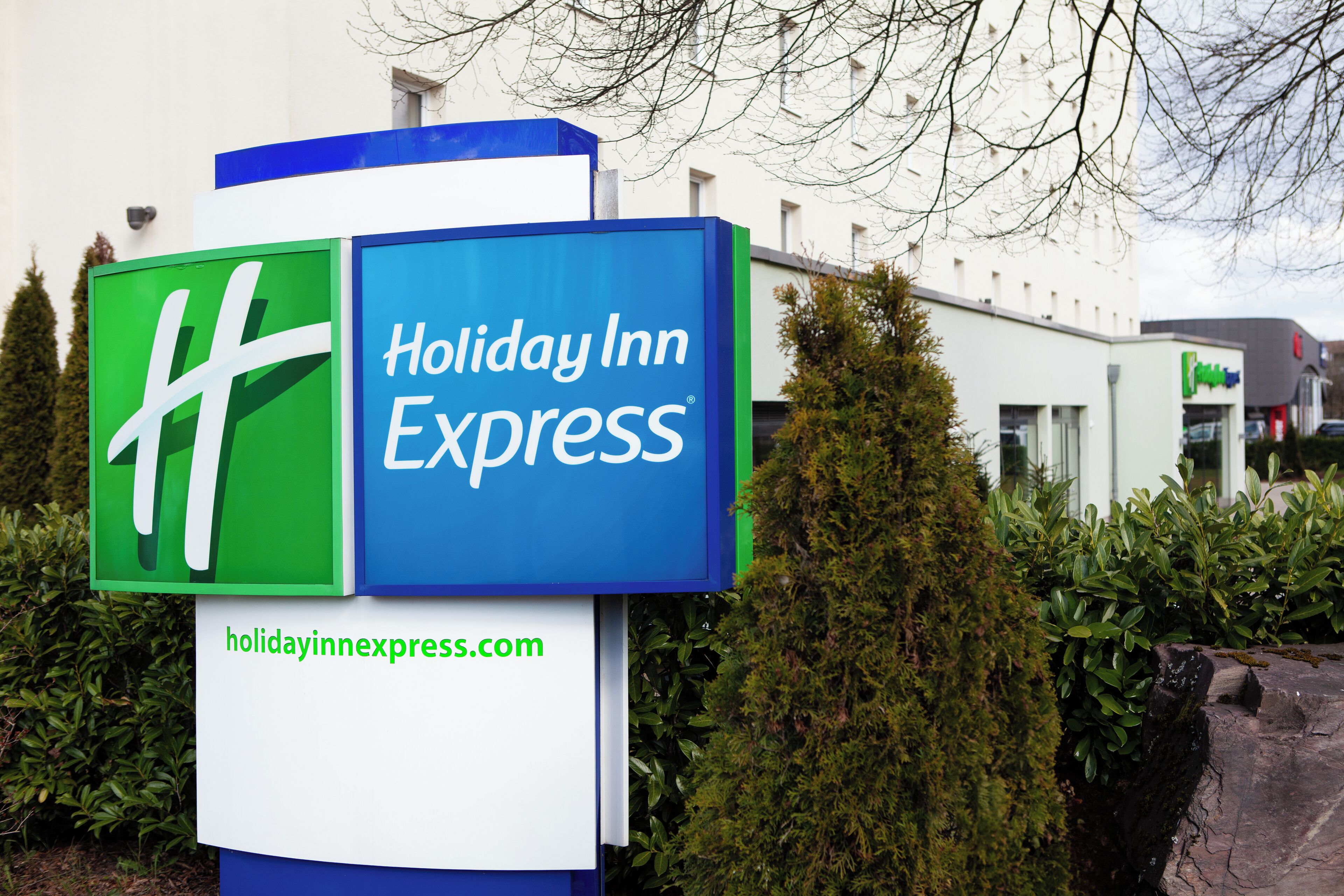 Señal de Holiday Inn Express con una dirección web.