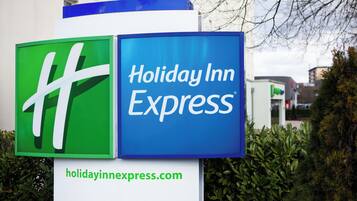 Señal de Holiday Inn Express con la página web holidayinnexpress.com.