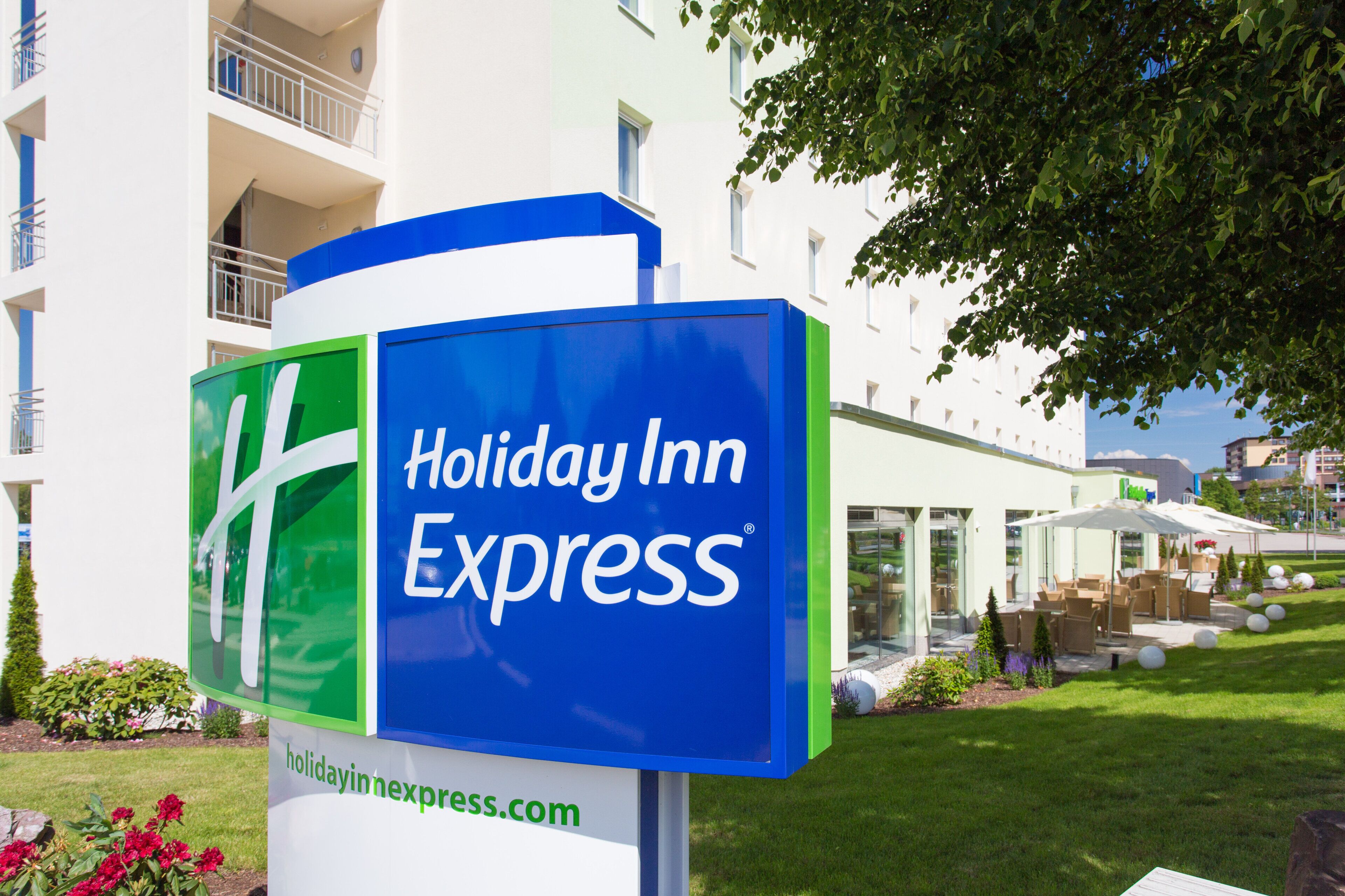 Ein Schild des Holiday Inn Express Hotels mit einer Webadresse.