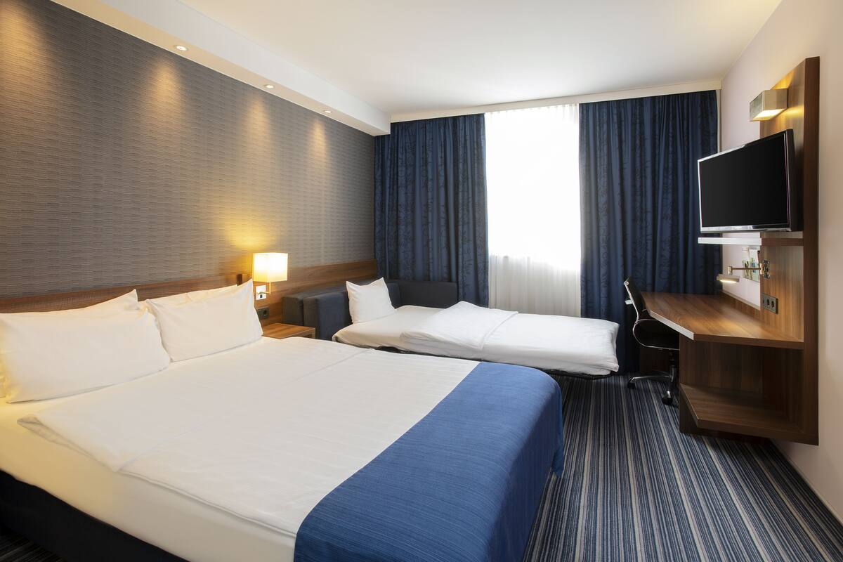 Hypo-allergenic bedding, in-room safe, desk, soundproofing