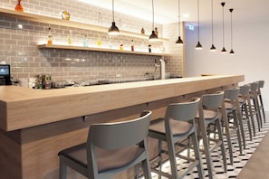 Bar (on property) - Holiday Inn Express Neunkirchen by IHG (Neunkirchen)